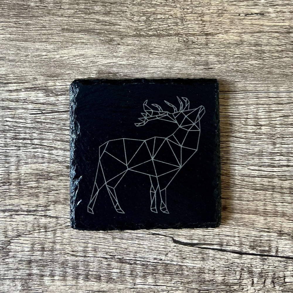 Sous-Verre thème animaux Orignal Géométrique │ Ensemble cadeau de (4) sous-verres en ardoise personnalisé au thème Orignal Géométrique ! Ces sous-verres en pierre d’ardoise gravés au laser font d’excellents cadeaux de mariage, de fête ou personnels. - Cha