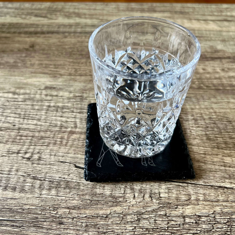 
                  
                    Sous-Verre thème animaux Orignal Géométrique │ Ensemble cadeau de (4) sous-verres en ardoise personnalisé au thème Orignal Géométrique ! Ces sous-verres en pierre d’ardoise gravés au laser font d’excellents cadeaux de mariage, de fête ou personnels. - Cha
                  
                