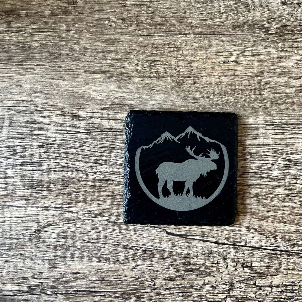 Sous-Verre thème d'orignal dans la nature │ Ensemble cadeau de (4) sous-verres en ardoise personnalisé au thème orignal dans la nature ! Ces sous-verres en pierre d’ardoise gravés au laser font d’excellents cadeaux de mariage, de fête ou personnels. - Cha